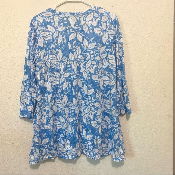 Shana boutique brand Blue & White Floral Tiered Flowy Top size Medium - Picture 2 of 10